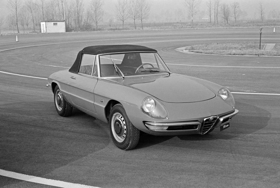  Alfa Romeo 1750 Spider Veloce (105) 1967 года  (фото 2 из 16)
